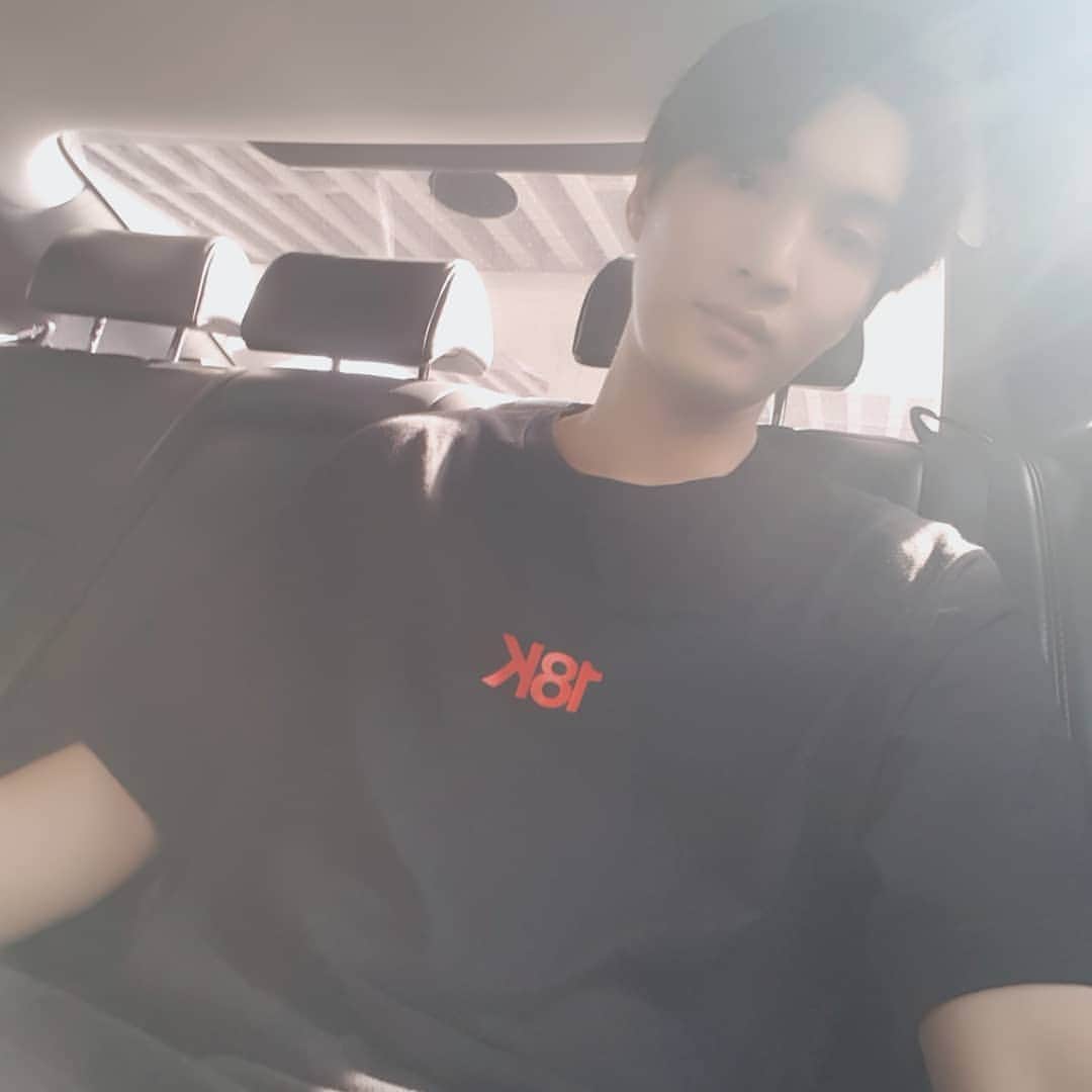 ソン・セヒョンのインスタグラム：「햇살이 너무 좋은데.. 덥다.. 😩😩😩」