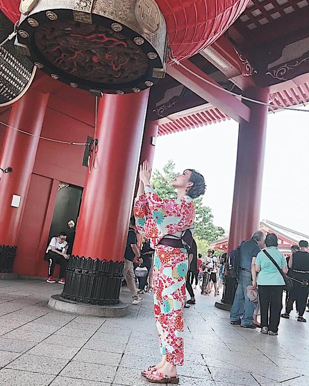 春咲ひなたさんのインスタグラム写真 - (春咲ひなたInstagram)「きゃぴ🍒🖤 . 浅草寺はスゴい人だったー💦 外国の人の多さにビックリしちゃった🙊 . 煙も被ったから、 きっと少しだけ賢くなりました😎❤️w . #浅草#浅草寺#浴衣#古典柄#浴衣女子#浴衣デート#浴衣ヘア#浴衣ヘアアレンジ#へああれんじ#フォトスポット#インスタ映え#さくらんぼ#和風#夏#夏の予定#花火大会#ヘアメイク#ヘアメ#メモ##japan#culture#japaneseculture #kimono#yukata」8月16日 16時19分 - hinatanuki