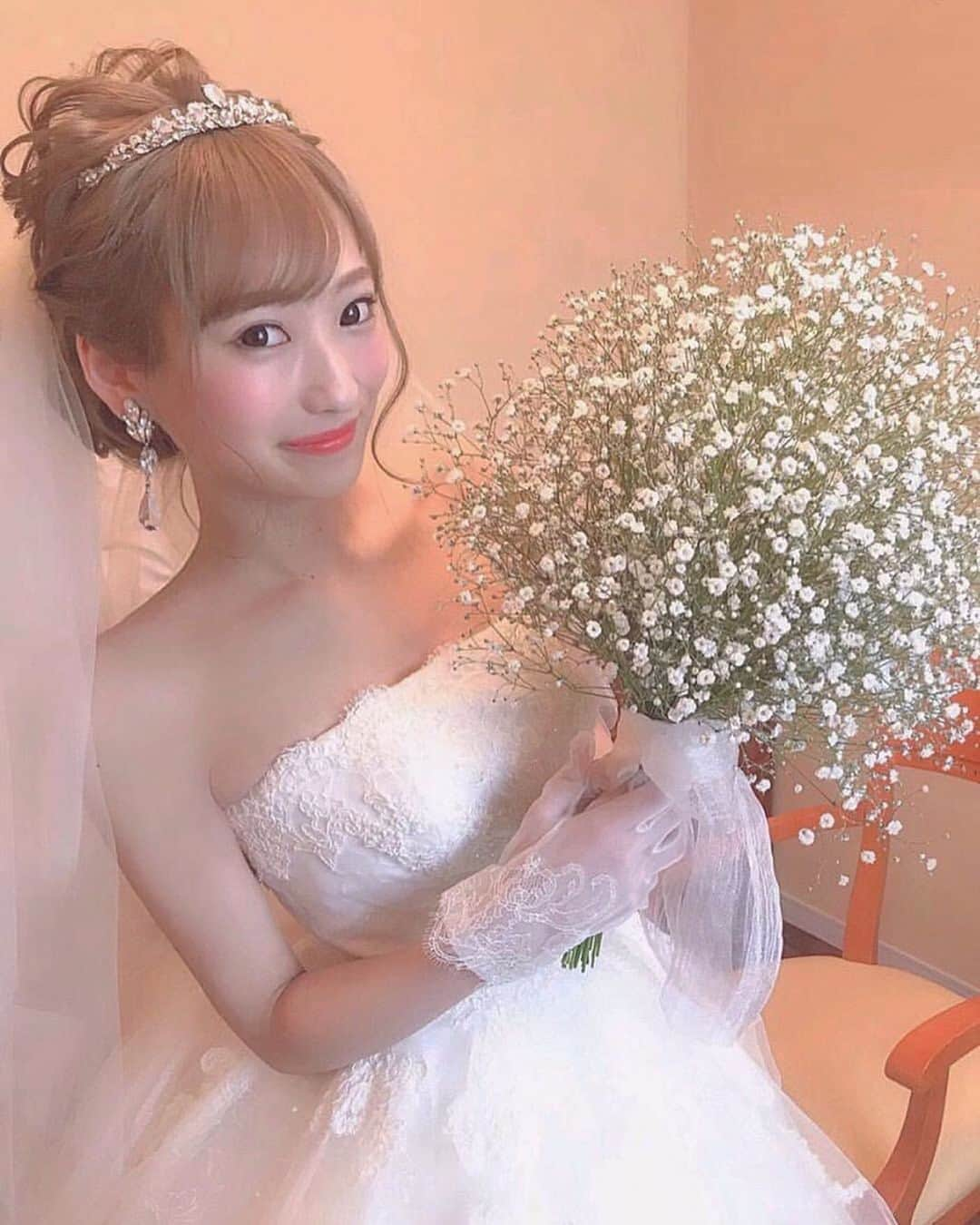 Choole 業界初、オンライン結婚式準備サービスさんのインスタグラム写真 - (Choole 業界初、オンライン結婚式準備サービスInstagram)「素敵なウェディングドレス姿の花嫁さんです👰 ナチュラルなイメージにするためにティアラは低めのものにしてブーケは大きめのかすみ草で作ってもらったそうです❤︎ @fumikkumaa さんのインスタグラムは他にも素敵なお写真がたくさんありますので、みなさんもぜひ参考にしてみてくださいね💐 . photo by @fumikkumaa . この写真の雰囲気に合うプランが 「LINEでスクショを送るだけ」で チュールウェディング(Choole)で見つかる👗  @choole_wedding からHPをチェック  #結婚式演出#披露宴演出#卒花嫁#卒花嫁レポ#挙式#挙式レポ#choole#全国の花嫁さんと繋がりたい#プレ花#花嫁会#ナチュラルウエディング#大人婚#オリジナルウェディング#花嫁準備#結婚準備#プレ花嫁#全国のプレ花嫁さんと繋がりたい#関東花嫁#プレ花嫁準備#おしゃれ花嫁#卒花#結婚式レポ#日本中の花嫁さんと繋がりたい#プレ花嫁さんと繋がりたい#結婚式準備#関西花嫁#2019秋婚#2019冬婚#かすみ草ブーケ #かすみ草」8月16日 16時22分 - tokihana_wedding