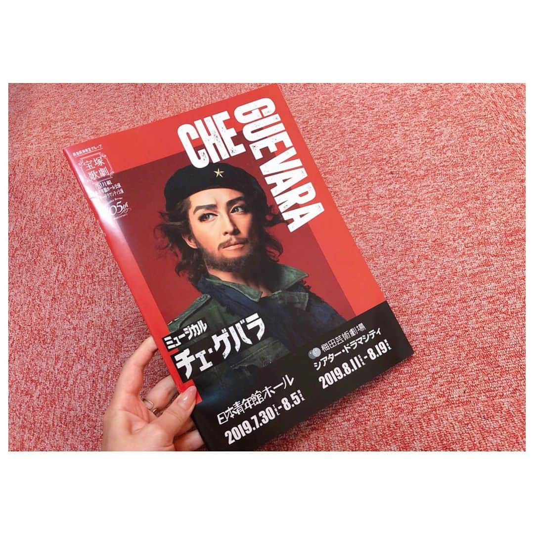 真愛涼歌さんのインスタグラム写真 - (真愛涼歌Instagram)「* チェ・ゲバラ🥺✨ 心が震える作品… 終始鳥肌が… この世界観。私、大好き😭🇨🇺 沢山のドラマが繰り広げられていて。 涙なしでは観れない作品。  1人ひとりに拍手を👏。。。 轟さんの凄さを改めて感じ、 月組の皆が同じ方向を向いてる、 その…なんだろう。。。 空気感⁇⁇心を打たれました。 一晩寝ても…思い出したら泣けてくる。 出逢えて良かった。 と想える作品でした🙈  親友に感謝。 いつも…「いつ観に来るんですか？」って。 公演期間教えてくれて。催促してくる。笑  #チェゲバラ #宝塚歌劇団 #轟悠様 #千海華蘭 #同期の誇り #この方やはり凄い‼️」8月16日 16時26分 - maimaaimaaai.k