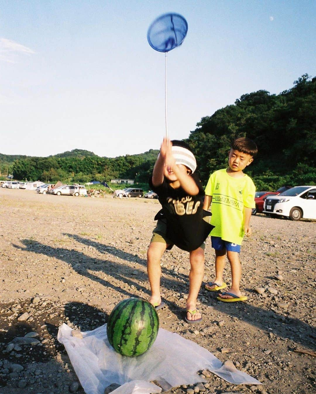 Aya（高本彩）さんのインスタグラム写真 - (Aya（高本彩）Instagram)「スイカ割り🍉  #photobyaya #tokyoheadline #フォトコラム更新しました #ぼくの夏休み #スイカ割り #ともだち」8月16日 16時28分 - aya_dream04