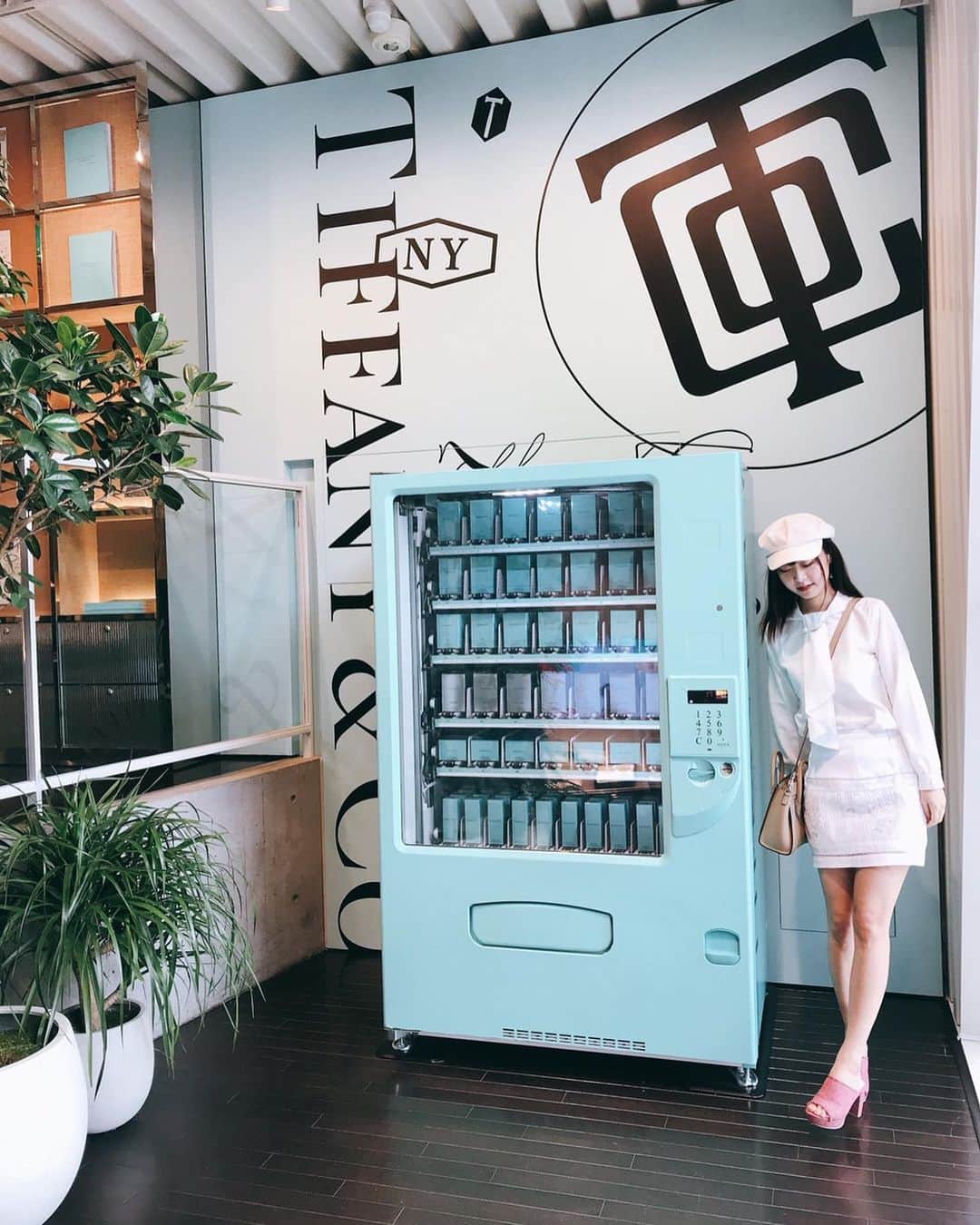 武田るいさんのインスタグラム写真 - (武田るいInstagram)「Tiffany 自販機💠💙 Perfumeなどが売っていたよん💠✨ かわいい💍💓 #Tiffany #tiffanycafe #tokyo #表参道 #catstreet #Tiffany自販機 #ootd #dailylook #japanesegirl」8月16日 16時42分 - rui_1002