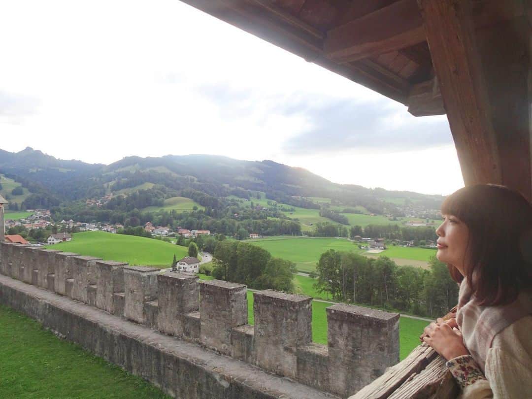 浅井麻里さんのインスタグラム写真 - (浅井麻里Instagram)「⛰⛰﻿ ﻿ スイス🇨🇭﻿ ﻿ めちゃくちゃ景色が綺麗でのどかで、﻿ ぼーっと風景眺めてるだけで幸せ…❤️☺️﻿ ﻿ ﻿ #スイス#グリュイエール#海外旅行#旅女子#タビジョ#スイス旅行#ハイジ#絶景#Switzerland#Gruyère#tabijyo#ヨーロッパmari2019」8月16日 16時44分 - mari_asai_625