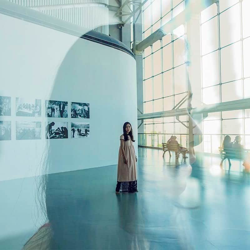 前田エマさんのインスタグラム写真 - (前田エマInstagram)「@tabinoco_official  上海アート旅 第2話が更新されました！ ストーリーズから見てみてください。 ここは川の前にある、巨大な無料の美術館。 上海当代芸術博物館。元々、発電所だった建物です。」8月16日 16時46分 - emma_maeda