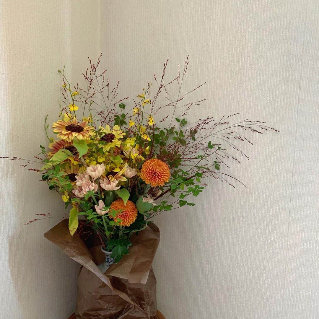 梅村奈央さんのインスタグラム写真 - (梅村奈央Instagram)「🌻 愛を込めて花束を #himawari 大好きな #向日葵 をいただきました。 元々一番好きな花なんだけど花言葉がロマンチックでより好きになったんだなぁ🌻💛」8月16日 16時46分 - umemuranao