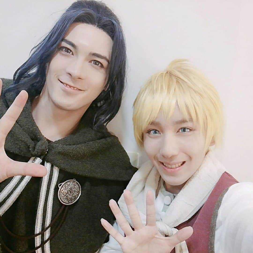 冨森ジャスティンのインスタグラム：「舞台「魔術師オーフェン」、2日目の昼公演終わりましたー！ たくさんのお客さんに観てもらえて嬉しいです😊 ありがとう！ マジク、コミクロン、アンサンブルの方々と！ #舞台オーフェン」