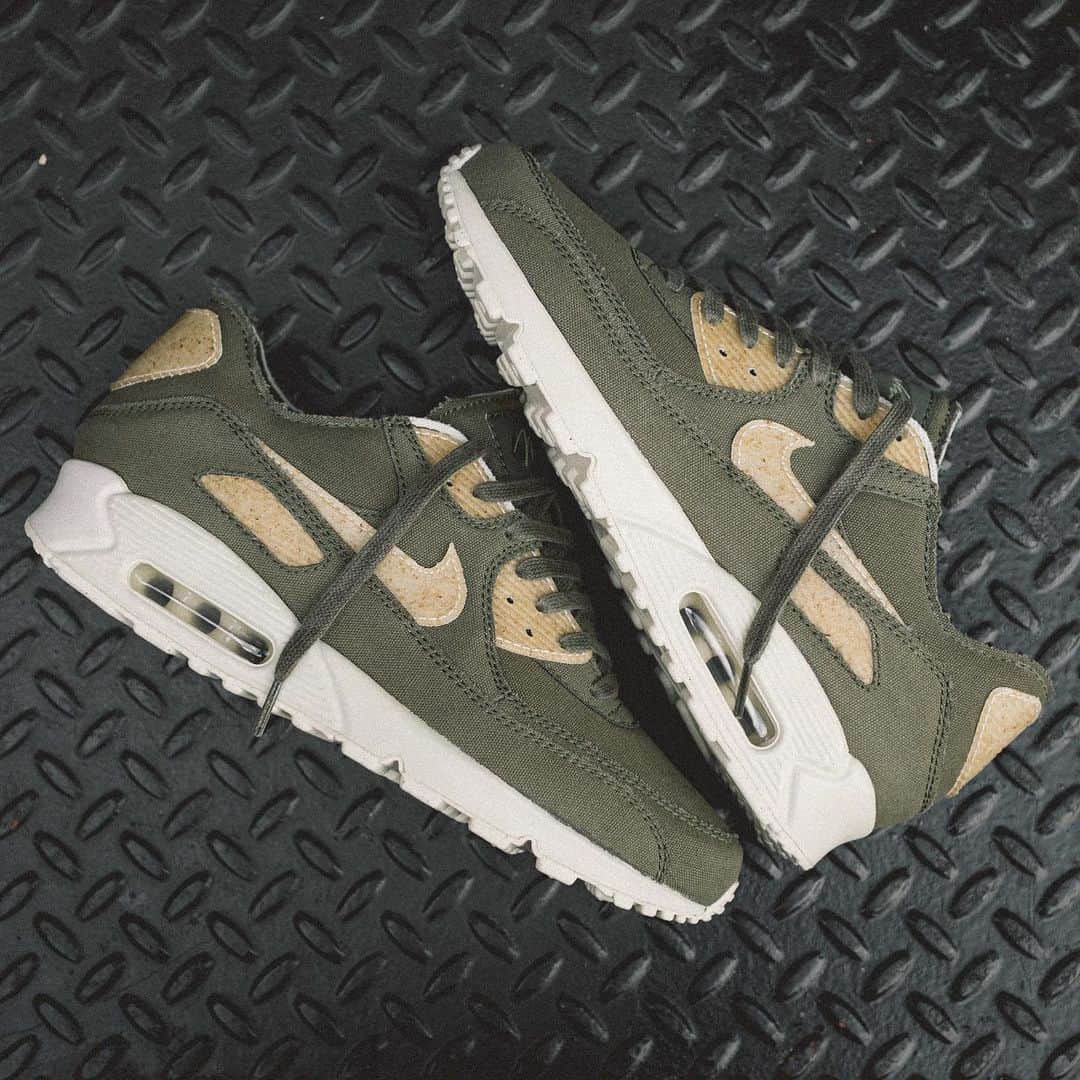 HYPEBEASTさんのインスタグラム写真 - (HYPEBEASTInstagram)「@hypebeastkicks: @maharishi has given a sustainable spin to an upcoming pair of custom @nike Air Max 90 sneakers. Dubbed the “maha Olive,” the earth-toned edition has been crafted of 100% organic cotton and even dyed with natural ingredients like pomegranate and turmeric to bolster the eco-friendly statement. It’ll be available via raffle starting August 22 for $150 USD, then release at the maharishi flagship locations in New York and London, and online on August 30.⁠⠀ Photo: Michael Kusumadjaja⁠⠀」8月16日 16時56分 - hypebeast