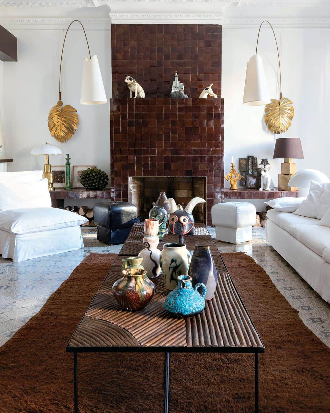 ELLE DECOR JAPANさんのインスタグラム写真 - (ELLE DECOR JAPANInstagram)「Beautiful living room with mixed design styles - HOMES from the latest issue of our magazine. ・ 家主が旅先で集めた花瓶やオブジェをあちこちに配置したリビング。モロッコのモザイクを真似た暖炉まわりの茶色いタイルとカーペットが白い空間を引き締め、居心地の良い空間に。 storiesのアーカイヴ(HOMES)からより詳しくご覧いただけます✅ ・ ・ ・ photo : Pierrick Verny #elledecor #エルデコ #elledecorjapan  #建築 #デザイン #住まい #homedecor #designlover #homes #instahome #roomclip #インテリア #おしゃれな家 #家具 #livingroom #livingroomdecor #デザイン夏旅 #世界の住みたい家」8月16日 16時50分 - elledecorjapan