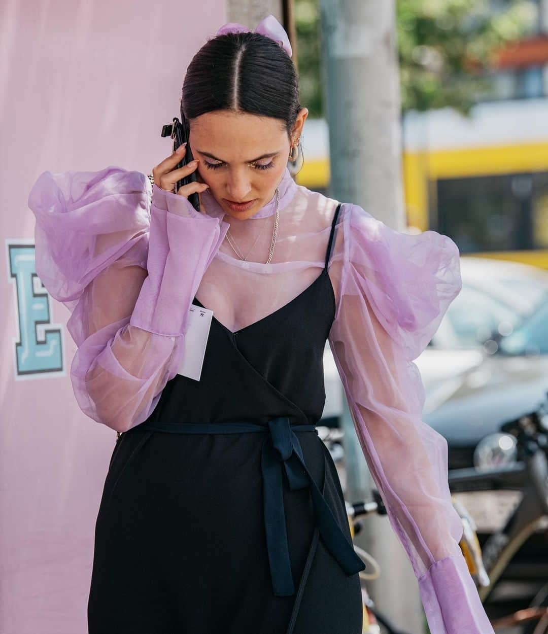 Vogue Australiaさんのインスタグラム写真 - (Vogue AustraliaInstagram)「The results are in: the annual report from resale marketplace The RealReal revealed telling data about our purchase habits. If you haven't tried mini bags, the sheer trend or the oversized blazer, then now is the time! Visit the link in bio to note these trends well and experiment accordingly. 📷 @thelocals」8月16日 16時51分 - vogueaustralia