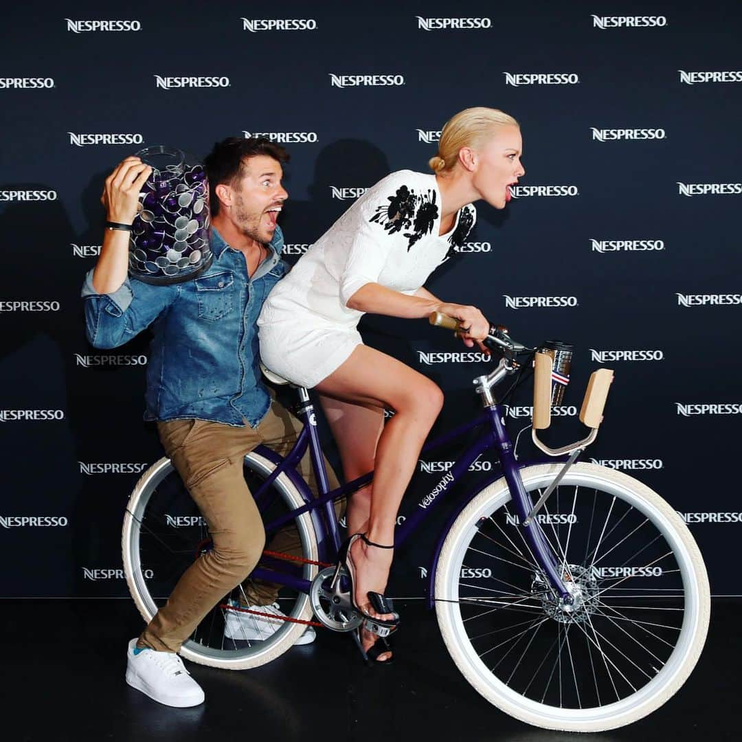 フランツィスカ・クヌッペさんのインスタグラム写真 - (フランツィスカ・クヌッペInstagram)「Wanna take a ride with me? ❤️💋🚲✨ Gemeinsam mit @nespresso.de, @velosophy.cc, @bloggerbazaar und @thoreschoelermann habe ich mich gestern zum Thema Nachhaltigkeit ausgetauscht und was soll ich sagen? Wir alle sind gefragt! Denn nur wenn jeder seinen Beitrag leistet, können wir wirklich was bewirken. Wie das geht machen @nespresso.de und @velosophy.cc schon einmal vor und präsentieren ein Fahrrad aus recycelten Aluminium Kapseln  #velosophyxNespresso #RecycleWithNespresso ᵂᴱᴿᴮᵁᴺᴳ ᵂᴱᴳᴱᴺ ᴺᴬᴹᴱᴺˢ/ᴹᴬᴿᴷᴱᴺᴺᴱᴺᴺᵁᴺᴳ 📸 by @franziskakrug_getty」8月16日 16時52分 - franziskaknuppe