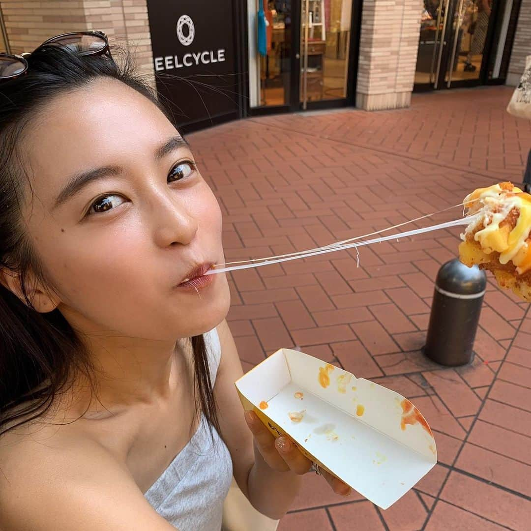 小島瑠璃子さんのインスタグラム写真 - (小島瑠璃子Instagram)「🍗 流行っているものを たべてみました。 のびーーーーー！ 我现在在吃日本流行的小吃！  #ホットドッグ #ポテトモッツァレラ米ハットク」8月16日 16時52分 - ruriko_kojima