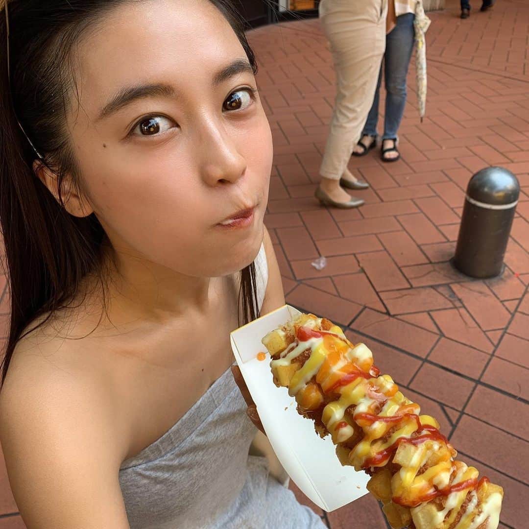 小島瑠璃子さんのインスタグラム写真 - (小島瑠璃子Instagram)「🍗 流行っているものを たべてみました。 のびーーーーー！ 我现在在吃日本流行的小吃！  #ホットドッグ #ポテトモッツァレラ米ハットク」8月16日 16時52分 - ruriko_kojima
