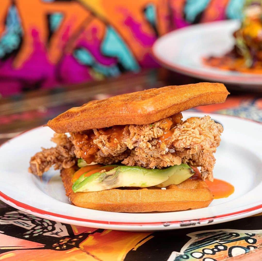 Eat With Steph & Coのインスタグラム：「Some BUTTERMILK FRIED CHICKEN WAFFLES for some brunch inspo for you all! Happy Friday!!! 🥳 @harlemsoulldn serving up American style brunch plates with some serious pancake stacking, alongside this rosti avo & egg stack and loads of other brunch tasting dishes 😋🥞 #invite #brunch #breakfast #american #pancakes #buttermilk #friedchicken #waffles #avocado #eggs #weekend」