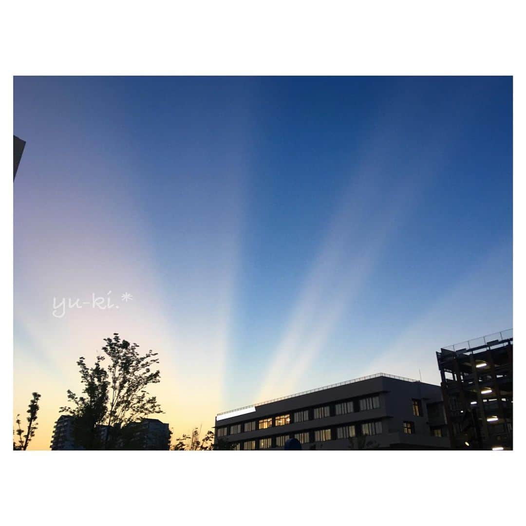 二見夕貴さんのインスタグラム写真 - (二見夕貴Instagram)「. #空まにあ . 空へ向かうスポットライト✴︎. ° . 夏のこの現象はなんなのか.. ♡ 解明したい空まにあで カメラ女子なわたし＊＊ . #twilight #beautifulsky #gradationsky #newmoon #skyroad #ilovesky #cameragirl #wu_japan #夕暮れ #かたわれ時 #綺麗な空 #グラデーション空 #新月 #三日月 #チシャ猫の月 #空の道 #空好き #カメラ女子 #カコソラ #ゆうやけこやけ部 #空部」8月16日 17時00分 - yyyuki___