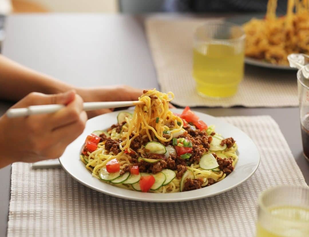 のインスタグラム：「【KOZブログ】 麺が好きすぎてごめんなさい。(笑) 今年もやってきました！小柴シェフ特製のあの料理♪ レシピもご紹介しているので、絶品すぎる肉味噌冷やし麺を是非お家でお試しください！ . ◎ブログは当店トップページのバナーorプロフィールのURLからどうぞ。 ▶︎ @kozlife_tokyo . #KOZLIFE #japan #LoveFoodLoveLife #instahome #chopstick #madeinjapan #instafood #foodstagram #foodlover #stiik #マイ箸 #KOZレシピ #enaプレート #肉味噌 #冷やし麺 #ピリ辛 #レシピ #今日のごはん #飯テロ #暮らし #丁寧な暮らし #シンプルライフ #夏バテ#暮らしを楽しむ #箸 #カトラリー #젓가락 #筷子 #일제 #日本制造」