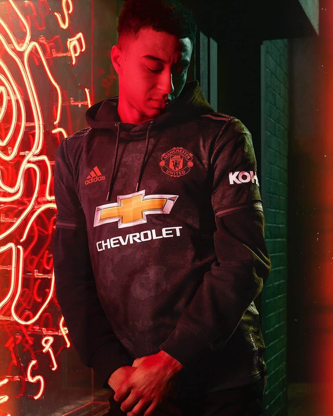 adidas Footballさんのインスタグラム写真 - (adidas FootballInstagram)「Rose from the street. 🌹⁣ Introducing the new 2019/20 @manchesterunited 3rd kit, tap to shop. 👆⁣ #DareToCreate⁣ ⁣ #Football #Soccer #adidasFootball」8月16日 17時00分 - adidasfootball