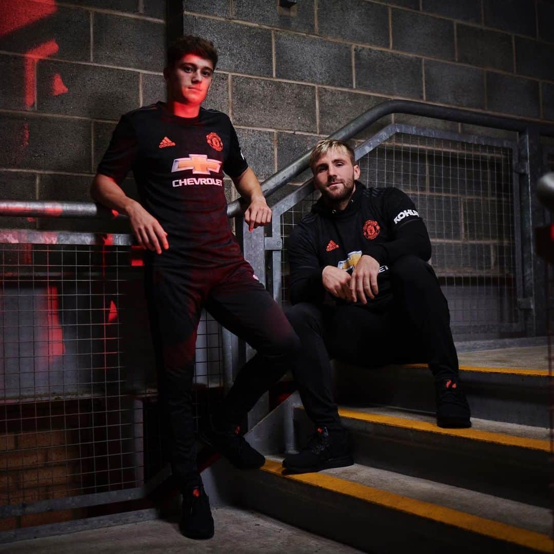 ルーク・ショーのインスタグラム：「Roses are red 🌹 The Lancaster rose returns. #DareToCreate」