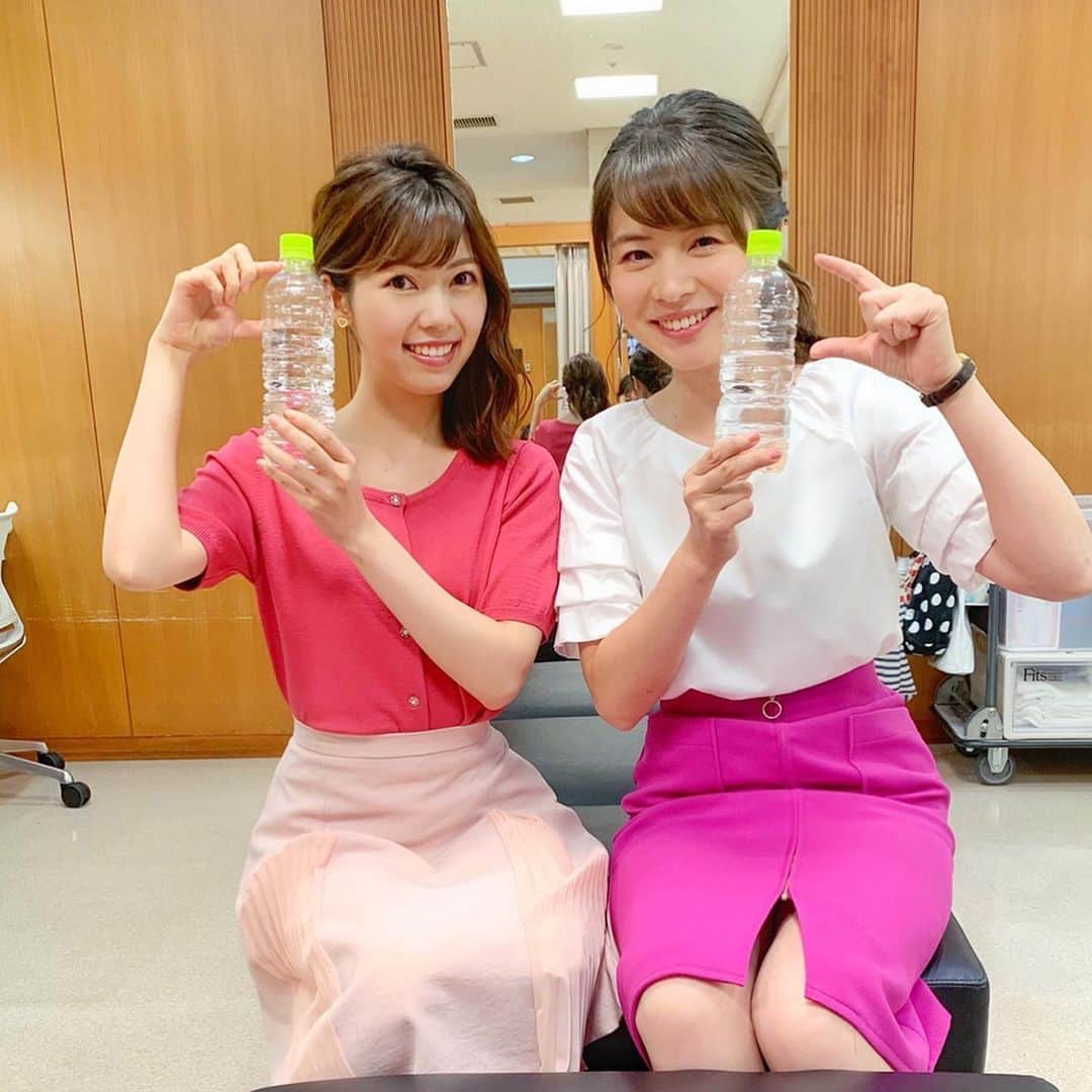 川又智菜美のインスタグラム：「暑い日が続いていますね💦﻿ ﻿ 熱中症対策として、喉がかわいたと思う前に﻿ 水分をしっかりとるのが大事だそうです👏﻿ ﻿ 私はこのペットボトルの他にも﻿ オンエア中水分補給しました😊﻿ ﻿ 意識しないと忘れがちなのですが﻿ 気をつけていきたいですね😌﻿ ﻿ #tbs #はやドキ #アナウンサー #セントフォース ﻿ #皆川玲奈 アナ #川又智菜美 #オフショット ﻿ #酷暑 #熱中症対策 #水分補給 #今日の一枚 #台風の影響皆さんのところは大丈夫でしょうか」