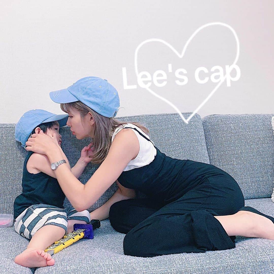 のインスタグラム：「お揃いのLeeの帽子さん🧢 . 相当前に大好きなお姉さんにもらったんだけどその時は大きくてやっとぴったりになった☺️しかも最近は気が向いたら被ってくれるからうれしい(気が向かないとすぐ投げる) . これからたくさんお揃いアイテム欲しい、、❤︎ . . #親子#男の子#男の子ママ #2歳児 #お気に入りすぎて四六時中持ってる剣」