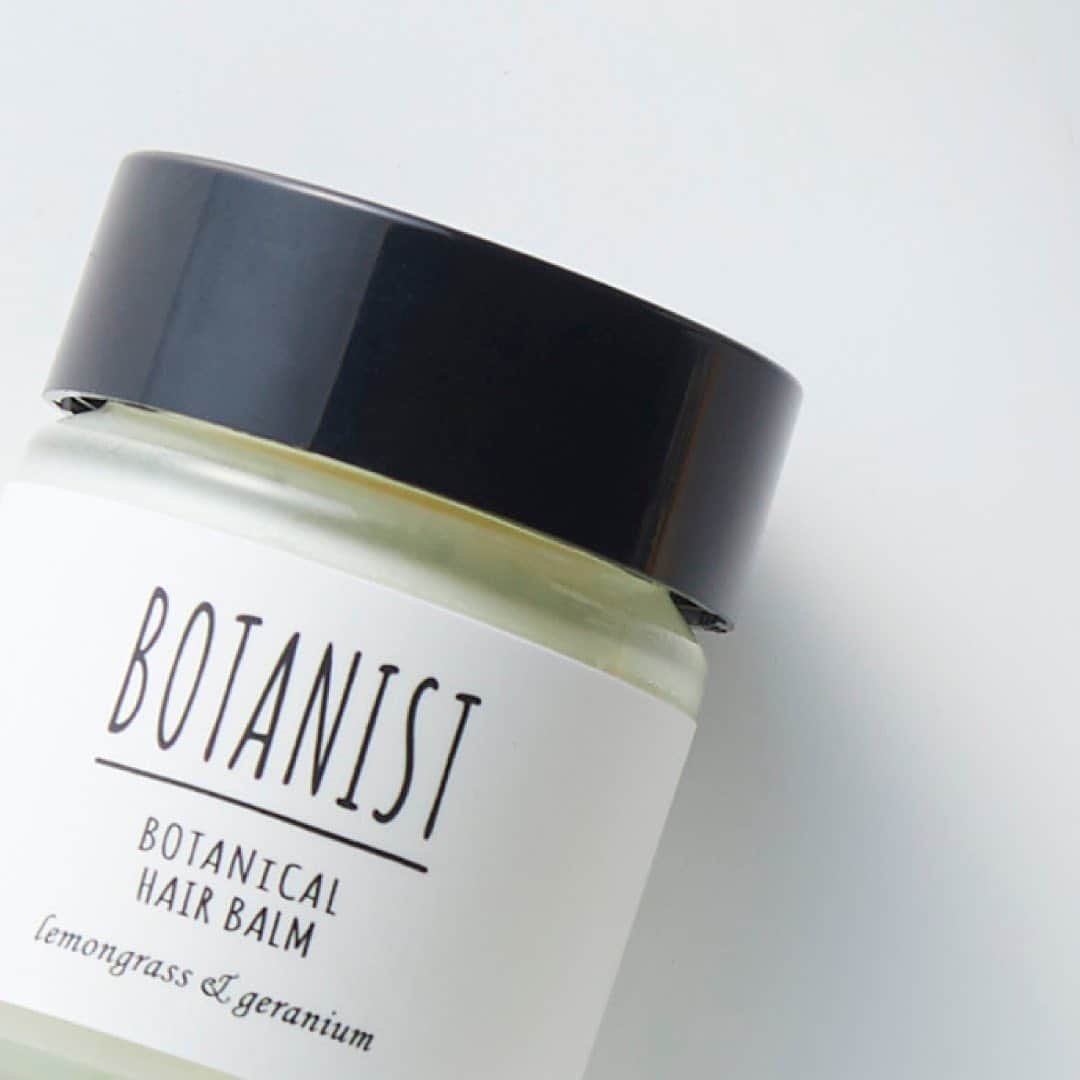 のインスタグラム：「【Coming Soon...】 #BOTANIST から初のヘアスタイリングアイテム「ボタニカルヘアバーム」が登場します！ トレンドの #ウェットヘア を作るのにオススメ🌿 ⠀⠀ 更にダメージケアシリーズから待望の「ボタニカルヘアオイル ダメージケア」、お客さまの声を元にリニューアルした「ボタニカルへアウォーター」も同時に登場✨ お楽しみに♪ ⠀⠀ ＜発売 / 取扱い店舗＞ 8/24（土）：BOTANIST Tokyo 先行販売開始 8/29（木）：公式WEBサイト（&Habit）/ オンラインストア 9/1（日）：全国バラエティショップ / 全国ドラッグストア（一部店舗除く） ※ ボタニカルヘアバームはBOTANIST Tokyo、公式WEBサイト、オンラインストア、バラエティショップのみの取扱となります。  ヘアバームのお取り扱いについて 直射日光のあたる場所、高温の場所を避けて保管するようにしてください。高温でバームが溶けてしまった場合は、液漏れに注意し、冷ましてバームが固まってからご使用ください。 ⠀⠀ #ボタニスト #botanisttokyo #ボタニストトウキョウ  #ヘアバーム #スタイリング #スタイリング剤 #濡れ髪 #comingsoon ⠀⠀ 🗼@botanist_tokyo 🌍@botanist_global 🇨🇳@botanist_chinese 🇰🇷@botanist_korea」