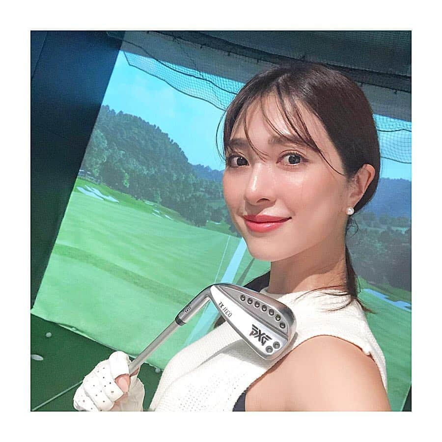 西山真以さんのインスタグラム写真 - (西山真以Instagram)「* お盆休み、ほぼゆったりと過ごせております♪ 昨日は台風の影響で都内も雨やら突風だったので、屋内にてゴルフ練習🏌️‍♀️ 女性でも振れる軽めに調整されたPXGのアイアンを貸して頂きました。 うん、持つだけで上手そうに見える。笑  お盆の大型連休もあと少しですね🌻 . #golf #golfpractice  #ゴルフ練習 #たまにやるくらいじゃ上手くならない…寝たら忘れるし悲しいです😂」8月16日 17時06分 - mai0830