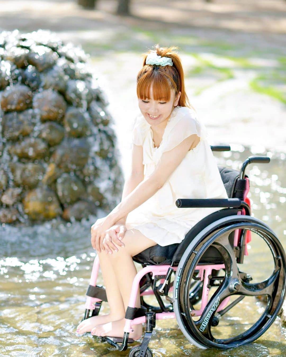 麻生真里さんのインスタグラム写真 - (麻生真里Instagram)「夏は水浴びしたい( ∩'-'⊂ )💦 #portrait  #portraitmood #portrait_star #portraits_ig #portrait_shots #japaneasedress  #wheelchairgirl #portrait_universe #disabledfashion #wheelchairgirl ...