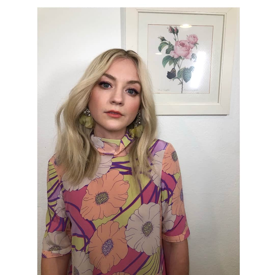 エミリー・キニーさんのインスタグラム写真 - (エミリー・キニーInstagram)「Flower power Vibeszzzzzz....#rachelcomey #brittneyrunsamarathon #birthdaynight 🌸🌼🌸🌼.....makeup: @mollygreenwald hair: @brianfisherhair」8月16日 17時09分 - emmykinney