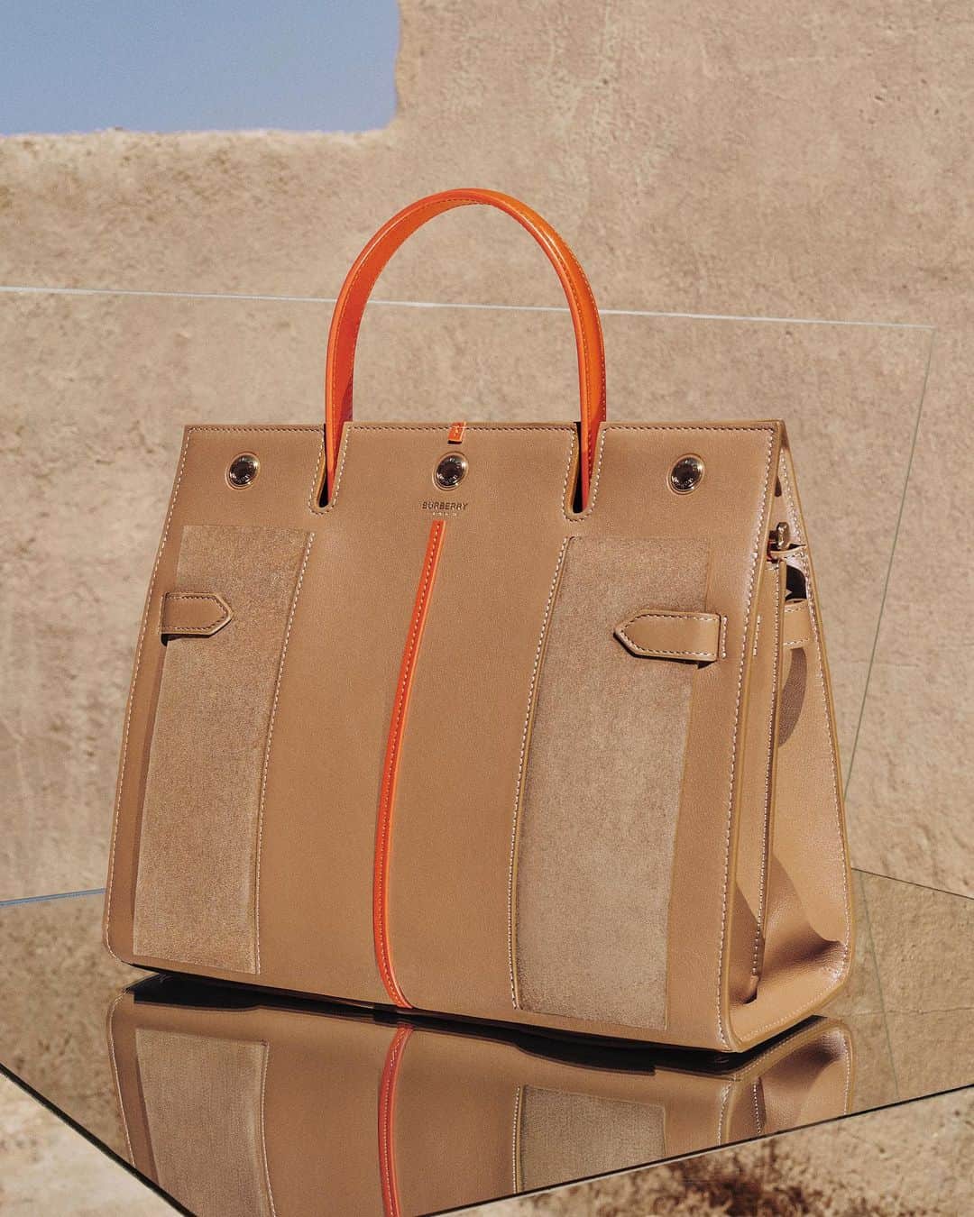 のインスタグラム：「#TheTitleBag . Effortlessly fusing contemporary and classic, an iconic bag for the #Burberry woman arrives for the new season . A new house code, first introduced on the runway, triple-stud closures adorn lightly embossed leather – inspired by a vintage military bag discovered in the #Burberry archive . #BurberryGeneration」