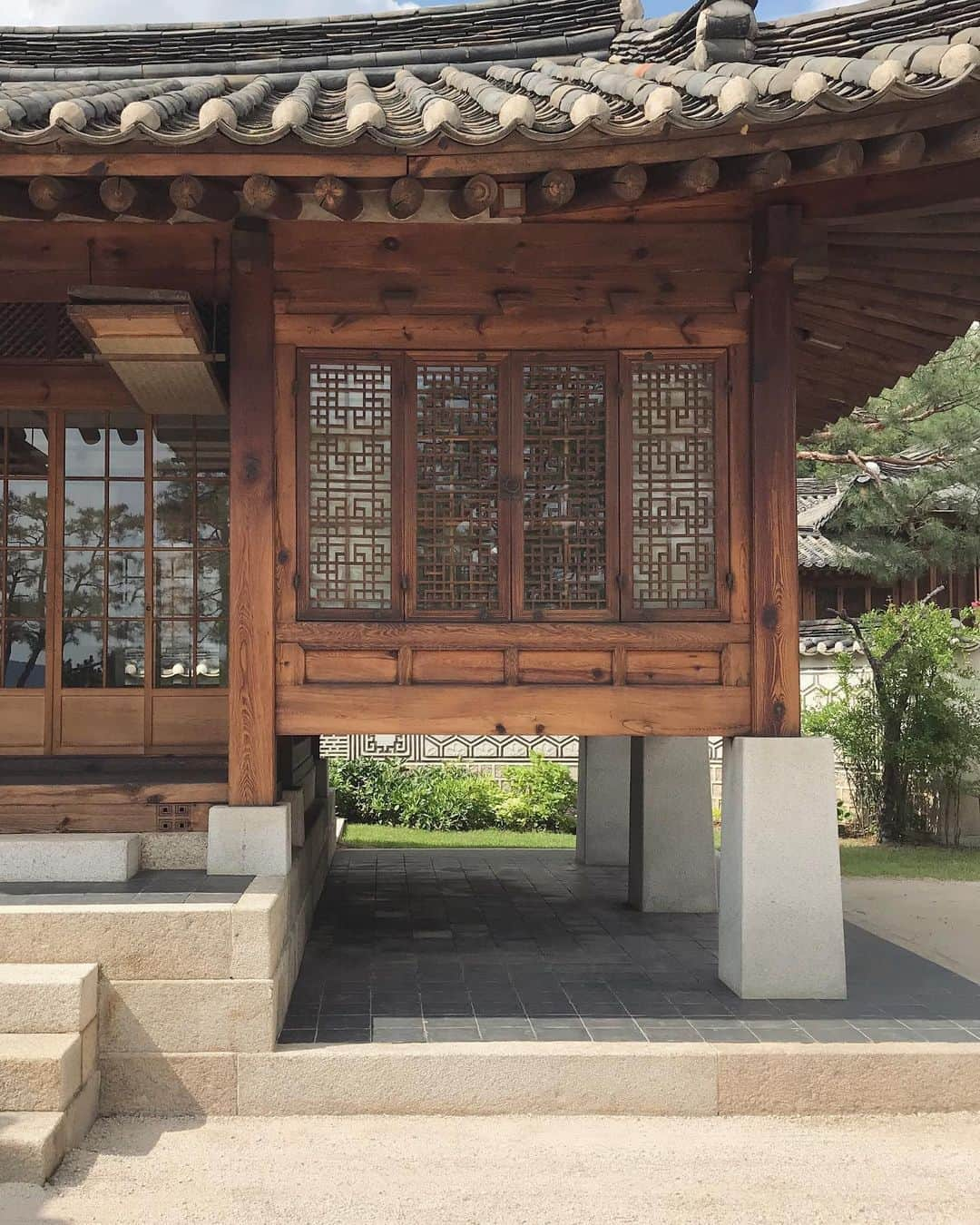 フィロとポンポンさんのインスタグラム写真 - (フィロとポンポンInstagram)「Korea furniture museum. Une bonne occasion pour Philo de comprendre l'histoire et la culture Coréennes au travers des mobiliers témoins de leurs époques. Dommage qu’on ne puisse pas prendre de photos à l’intérieur...mais notre coeur restera plein de beauté.  필로와 함께한 #한국가구박물관  필로에게 옛가구들을 통해 엄마 나라의 역사와 삶에 대해 듣고 느끼며 서로 대화하면서 새로운 것들을 알아간 소중한 시간.」8月16日 17時12分 - philo_pompon