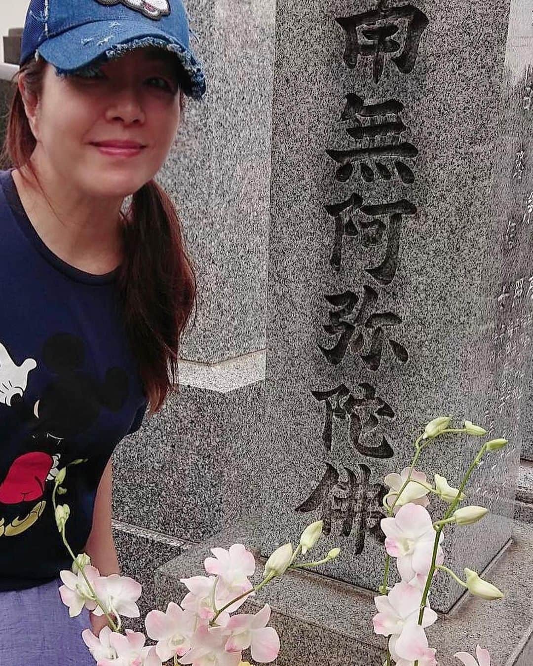 井上貴子のインスタグラム：「プラム麻里子選手命日。  今年もまりちゃんに逢ってきた。  もう22年も経つね…  ハーレー選手と一緒に 楽しくやってるかな？  試合の写真は まりちゃんが アタシにジャーマンの画だよ。  Happyで^ ^  #井上貴子  #LLPWX #女子プロレス #紅緒と柊音 #トイプードル #プラム麻里子 #だるま式ジャーマン #お墓詣り」