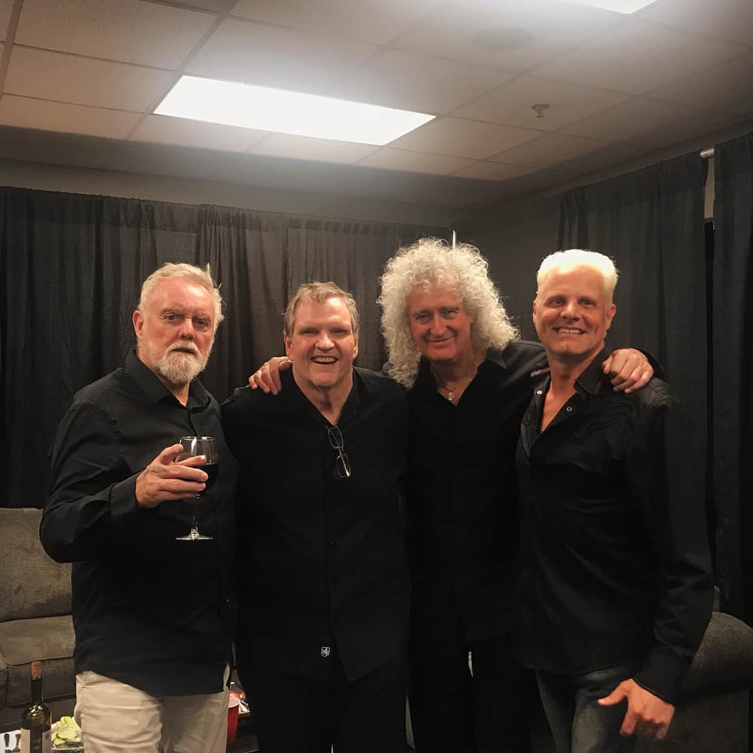 ブライアン・メイさんのインスタグラム写真 - (ブライアン・メイInstagram)「Me and my Bro’ Rog tonight were visited by dear friends backstage at the Bridgestone Arena, Nashville Tennessee - the Legendary Mr Loaf and awesome shredder Paul Crook. Fun was had by all.  Honoured !!! (Keep on swipin’ to see the thread ...) #meatloaf #batoutofhell -  Photos by @lolaltaylor - Bri」8月16日 17時26分 - brianmayforreal
