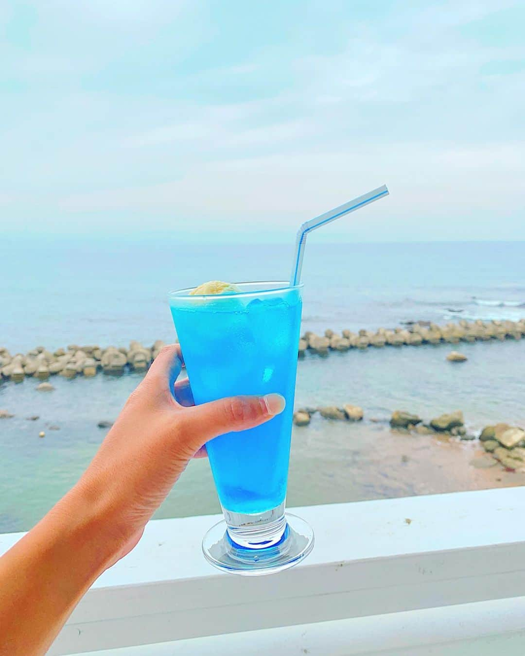 畑中奈緒美さんのインスタグラム写真 - (畑中奈緒美Instagram)「・ @umi_to_glass 🏝🌈🐬🐚・ ・ 津軽海峡を見渡せるカフェ🌊 立待岬からも歩いて来れるよ✌️ 私は海色ライチソーダフロート💙 ・ #hakodate #hokkaido #hometown #cafe #函館 #海と硝子 #函館カフェ」8月16日 17時19分 - hatanaka_naomi