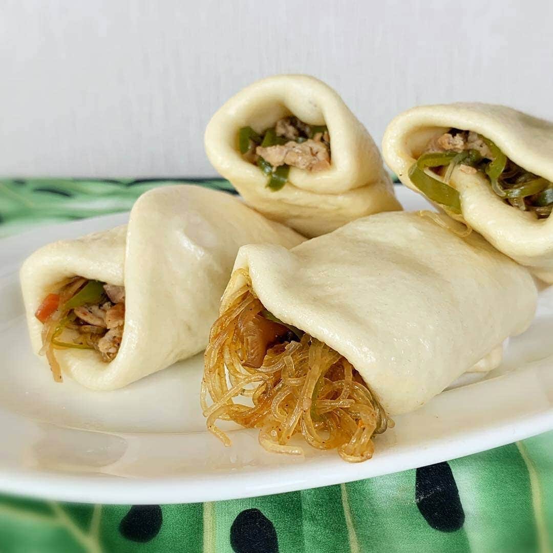 韓の食菜さんのインスタグラム写真 - (韓の食菜Instagram)「. @lapi_mama さんが「韓の食菜 チャプチェ」を包子ではさんだ、チャプチェ包子を投稿してくださいました♪ 包子のふっくらした生地でチャプチェをはさむと、ボリュームがアップしますね！ . ▼「韓の食菜」についてはこちら http://han-no-shokusai.moranbong.co.jp/ . #韓の食菜 #モランボン #チャプチェ #韓の食菜チャプチェ #韓国料理 #韓の食菜でカラフルディッシュ #おうちごはん #instafood ----------------------------------- #Repost @lapi_mama ・・・ 皆様から「チャプチェをバインミーにするのは あなたくらいでしょ🤣」のお声を頂いて嬉しくなり、今度は #パオ に挟んでみました。 #チャプチェ包子 パオは毎年冬に散々作っているのに、レシピ保存していたペコリが消えて…アメブロのどこかにある筈の自分レシピが見当たらず。結局試行錯誤しました💦 リスドォル使用。 もう少しふっくらしていたと思うんだけどなぁ。 🍀 半分は低温調理にハマっている夫が作ってくれた ロースビーフを挟んで。味はステーキ醤油がお気に入り。 🍀 うっかり4個×2で作ってしまいましたが、長男は資格試験を受けに行っていた… . モランボン✖️フーディーテーブル @foodietable.jp のモニターコラボ広告企画参加中。モニタープレゼント頂いた「モランボン 韓の食菜 チャプチェ」 3枚目picは予備発酵がうまくいった図。 T-falのスチームクッカーで蒸しました。 🍀 @hannoshokusai #バインミー #チャプチェ #韓の食菜  #フーディーテーブル  #フーディストモニター #ネクストフーディスト #レシピブログ #料理好きと繋がりたい」8月16日 17時30分 - hannoshokusai