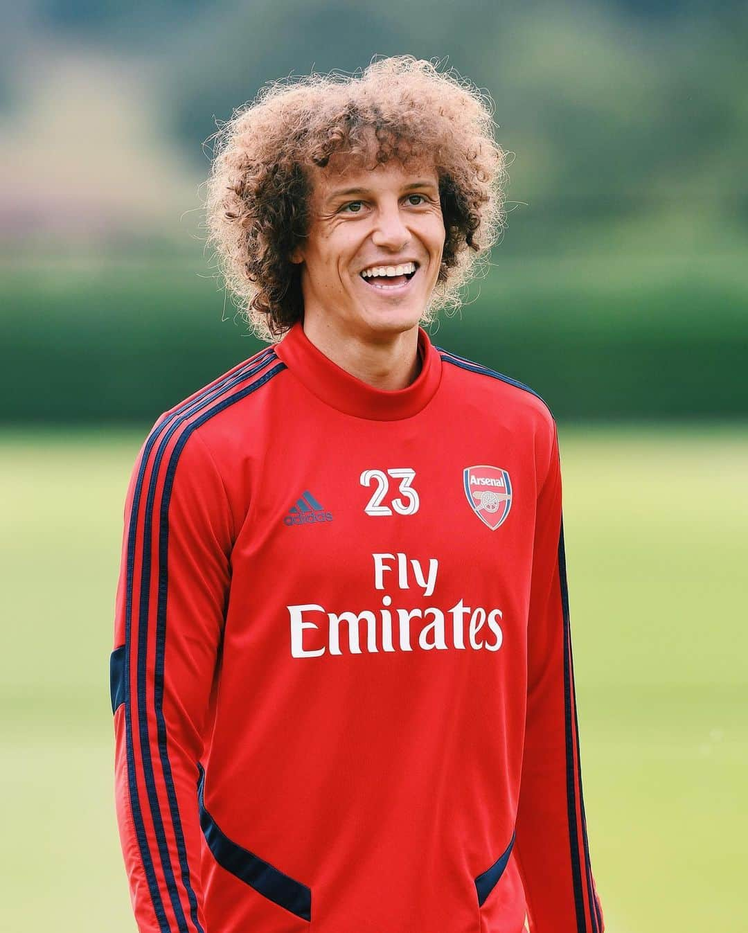 アーセナルFCさんのインスタグラム写真 - (アーセナルFCInstagram)「David Luiz has that #FridayFeeling⁣ ⁣⁣ #arsenal #davidluiz #afc⁣⁣ #premierleague #gunners」8月16日 17時31分 - arsenal