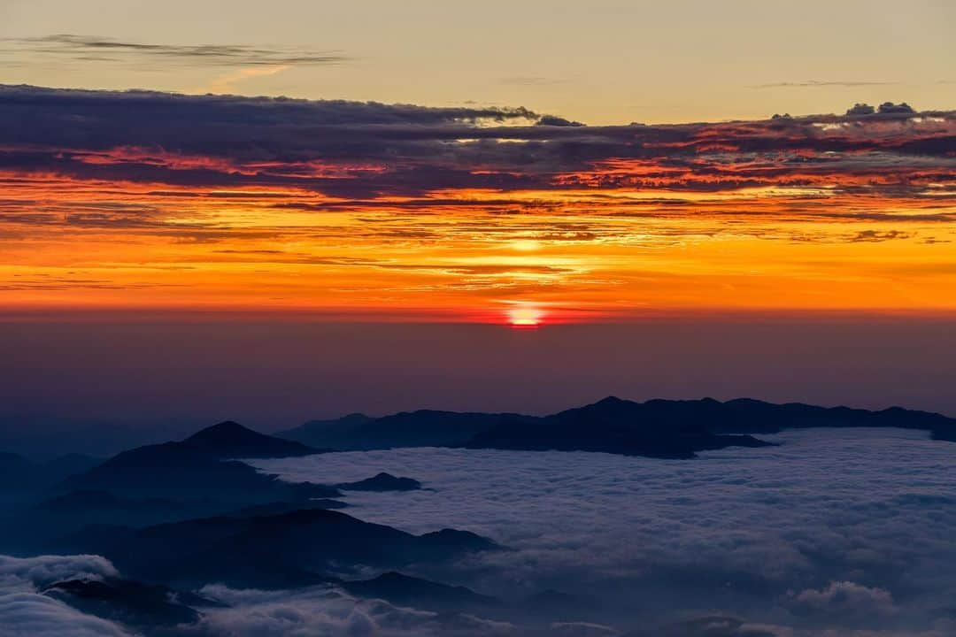 Satoyama推進コンソーシアムさんのインスタグラム写真 - (Satoyama推進コンソーシアムInstagram)「撮影地：富士山⁠⠀ ご来光。⁠⠀ ※Satoyamaフォトコンテスト2019代理投稿作品⠀⁠⠀ ⠀⁠⠀ #jtsatoyama2019⁠⠀ #フォトコンテスト⁠⠀ #フォトコン⠀⁠⠀ #写真⠀⁠⠀ #カメラ⠀⁠⠀ #里山⠀⁠⠀ #里海⠀⁠⠀ #風景⠀⁠⠀ #風景写真⠀⁠⠀ #日本の絶景⠀⁠⠀ #日本の美しい風景⠀⁠⠀ #田舎⠀⁠⠀ #田舎暮らし⠀⁠⠀ #photo⠀⁠⠀ #satoyama⠀⁠⠀ #satoumi⠀⁠⠀ #japan⠀⁠⠀ #landscape⠀⁠⠀ #japan_visit⠀⁠⠀ #Lovers_Nippon⠀⁠⠀ #daily_photo_jpn⠀⁠⠀ #naturephotography」8月16日 17時23分 - jt.satoyama_consortium