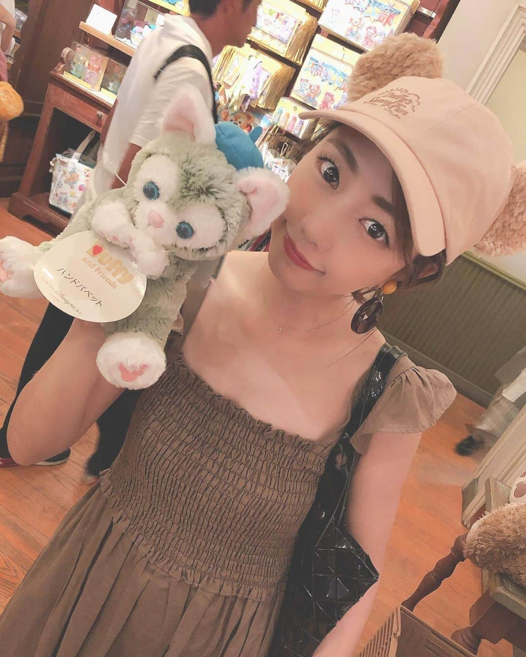 井端珠里さんのインスタグラム写真 - (井端珠里Instagram)「先日母とショコラはお留守番、父兄姉とディズニーシーに行って来ました🧸だいすきなダッフィーちゃんやジェラトーニちゃんに囲まれて幸せでした。そう、何を隠そう私はかわいいもの、キャラクターがだいすき…🧸特にくまとねこのぬいぐるみがだいすき… しっかり者の姉が家族で出かけるときはいつもコンダクターをしてくれて、おかげですごく混んで日差しもきつかったけど久々に家族との時間楽しめました！れなちゃんありがとう💓( ◜௰◝ ) 4枚目は父が私の写真を撮っているところを姉が撮ってくれました。かわいい家族なんですよ。 そしてダッフィーちゃんやジェラトーニちゃんら誰も連れて帰れませんでした。 でもずっと欲しかったダッフィーキャップとシェリーメイちゃんのハンドタオルをパパが買ってくれました😂嬉しい！パパありがとう💓 #ディズニーシー#disneysea#family」8月16日 17時27分 - jullie8799