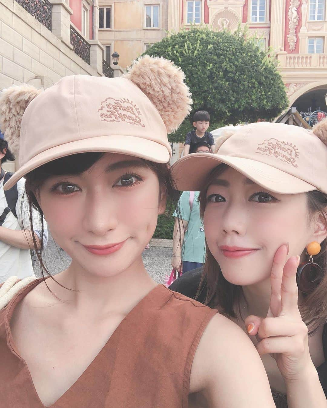 井端珠里さんのインスタグラム写真 - (井端珠里Instagram)「先日母とショコラはお留守番、父兄姉とディズニーシーに行って来ました🧸だいすきなダッフィーちゃんやジェラトーニちゃんに囲まれて幸せでした。そう、何を隠そう私はかわいいもの、キャラクターがだいすき…🧸特にくまとねこのぬいぐるみがだいすき… しっかり者の姉が家族で出かけるときはいつもコンダクターをしてくれて、おかげですごく混んで日差しもきつかったけど久々に家族との時間楽しめました！れなちゃんありがとう💓( ◜௰◝ ) 4枚目は父が私の写真を撮っているところを姉が撮ってくれました。かわいい家族なんですよ。 そしてダッフィーちゃんやジェラトーニちゃんら誰も連れて帰れませんでした。 でもずっと欲しかったダッフィーキャップとシェリーメイちゃんのハンドタオルをパパが買ってくれました😂嬉しい！パパありがとう💓 #ディズニーシー#disneysea#family」8月16日 17時27分 - jullie8799