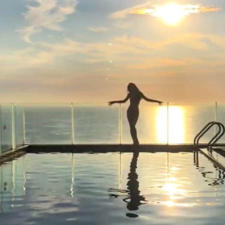 志摩マキさんのインスタグラム写真 - (志摩マキInstagram)「#おはよう #ダナン  の #朝日 は 本当に #綺麗  really #love #sunrise of #Danang  #สวย #❤️ #🔥 #🌅 #☀️ #🎥 #pool #poolside」8月16日 8時38分 - makishimaaa