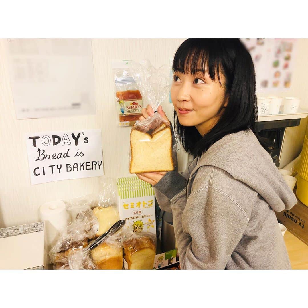 のインスタグラム：「あっとゆうまの1週間。 今夜は金曜 #セミオトコ の夜です。 第4話は おかゆちゃんの夢や初体験がたくさんつまってて セミオの王子姿が見られて みんなの過去の蓋がすこーし開いてきて これからぶわっと広がる展開に つながるお話です。 お見逃しなくー！」