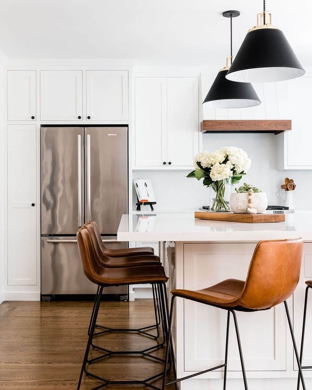 west elmさんのインスタグラム写真 - (west elmInstagram)「Sitting pretty on the Slope Leather Counter Stools ✨ Thanks for sharing, @blairdesignandinteriors! (📷: @stephaniecrusso) #kitchengoals #takeaseat #kitchendesign」8月16日 8時48分 - westelm