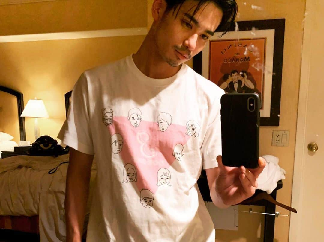 岩永徹也さんのインスタグラム写真 - (岩永徹也Instagram)「前野さん作 ドラ恋3 オリジナルTシャツ ベガスでもずーっと着てループ🦄🦄🦄 #恋愛ドラマな恋がしたい3  #ドラ恋3 #メンバー似顔絵入りTシャツ #inラスベガス  #前野朋哉 さん作 #ありがとうございます #あおいちゃんは仕事のため不在 (泣) #カッコつけてベガスって言っちゃった #首元からタグ出してダブルピースのあすか笑」8月16日 8時51分 - iwanaga.bro