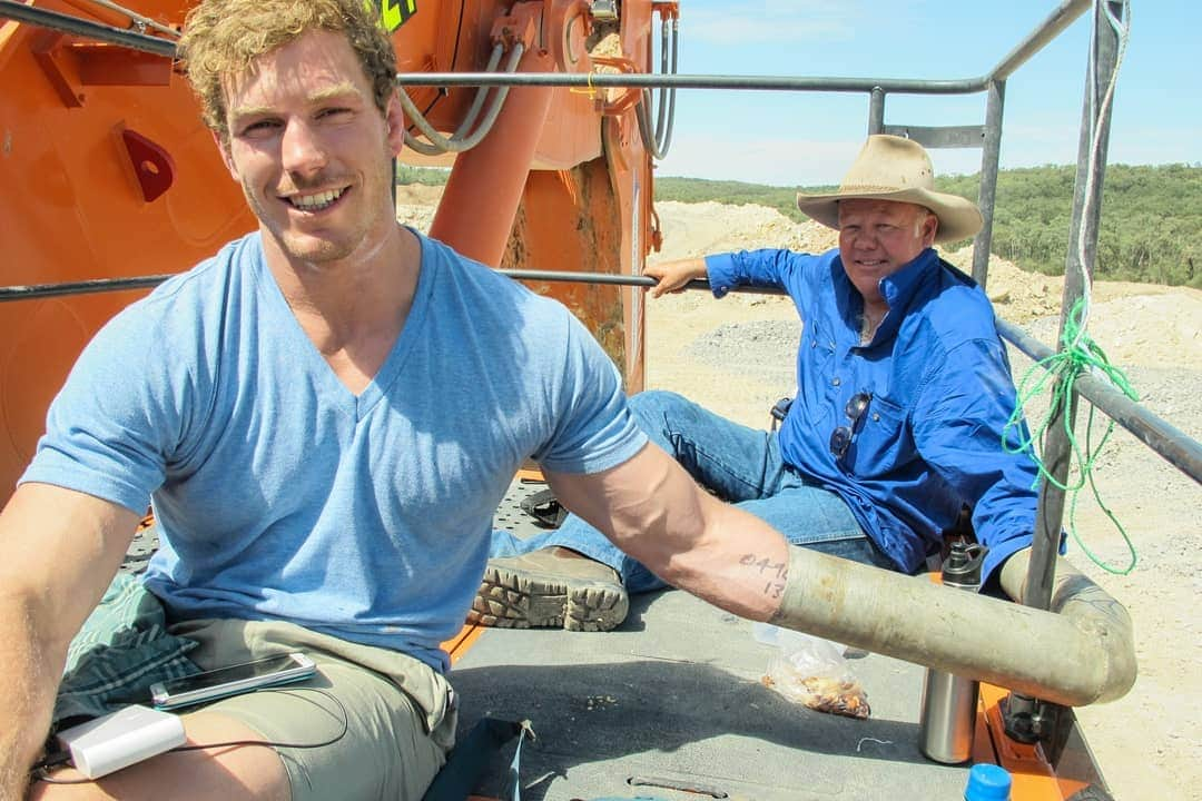 デビッド・ポーコックさんのインスタグラム写真 - (デビッド・ポーコックInstagram)「Growing up on the land I’ve always had a soft spot for farmers. Rick is a fifth generation farmer out in New South Wales. Khanye trains rural farmers in Zimbabwe to help improve their yields. Both of them are deeply concerned about climate change. ⁠ ⁠ “Rick and Khanye (and all of us) are faced with the reality that we have governments and big business who, conveniently for them, usually leave the fate of family farmers and the world's poor out of the debate. Here in Australia we are faced with retreat from action on the climate crisis and a clear commitment from our government to expand the fossil fuel industry. How can we possibly try to prevent catastrophic climate change while opening new coal mines? What does this mean for people like Rick and Khanye who are already carrying the burden of our reliance on extractive fossil fuels? And what can we do about it?”⁠ ⁠ You can read more about it in our book In Our Nature. Available for pre-sale now. Link in bio.⁠ ⁠ #futurefridays #fridaysforfuture #tellthetruth #climatebreakdown #australia #zimbabwe #inournature #nonviolentdirectaction #leardblockade」8月16日 8時51分 - davidpocock