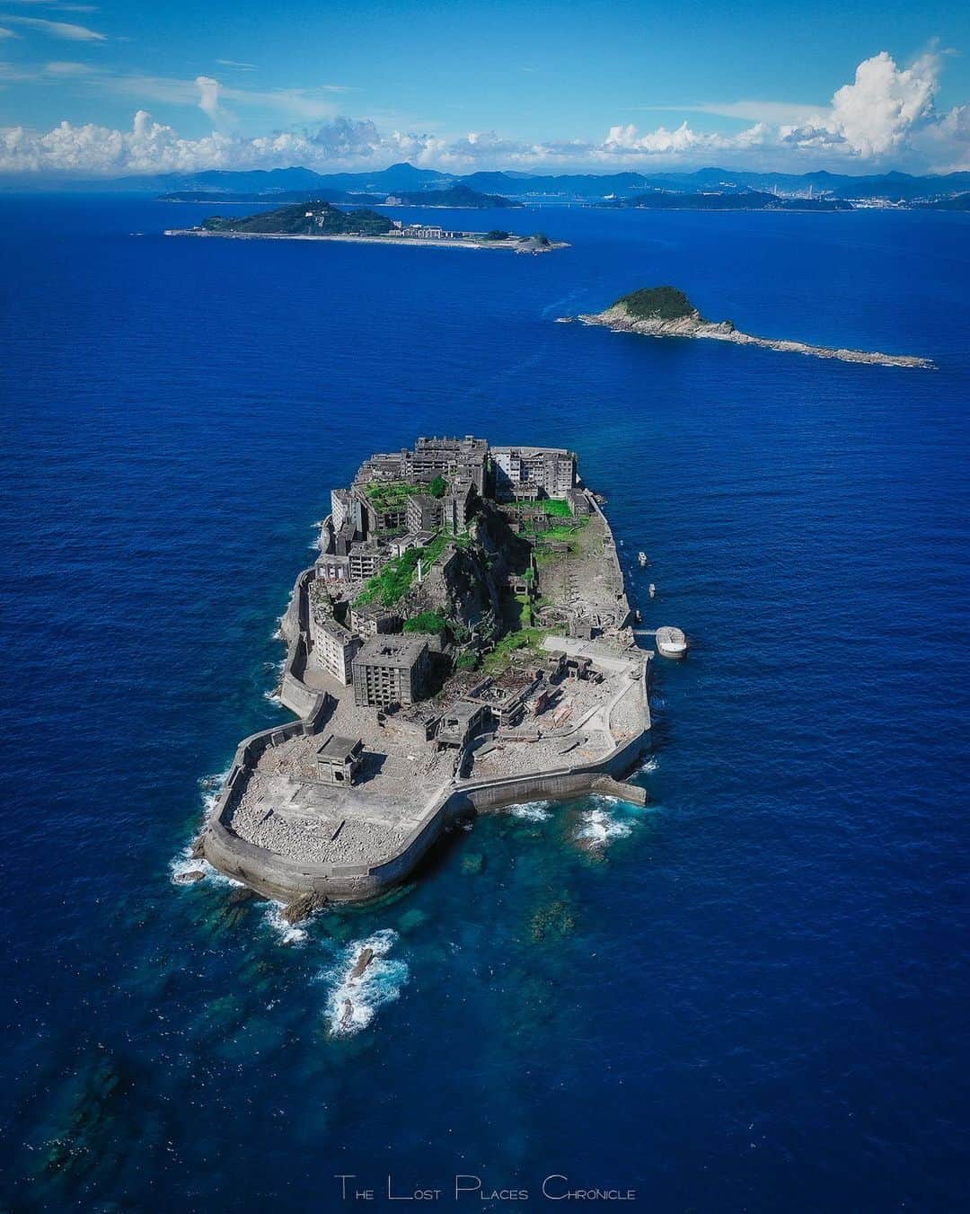 啝 （わ）のインスタグラム：「Islands in Blue 𓆲 𓆲 𓆲 #droneoftheday #djimavicpro #djiglobal #drone #dronephotography #dronestagram #dji #topdronephotos #fromwhereidrone #wedroneasia #droneosoar #skyhilife  #japan_urbex #JJ_URBEX #jp_gallery #kf_urbandonedmasks #KINGS_ABANDONED #m3xtures #Meistershots #moodygrams #nature_takes_over #natures_reclaim #ominous_perfection #pr0ject_uno #rsa_preciousjunk #savethedecay #sfx_decay」