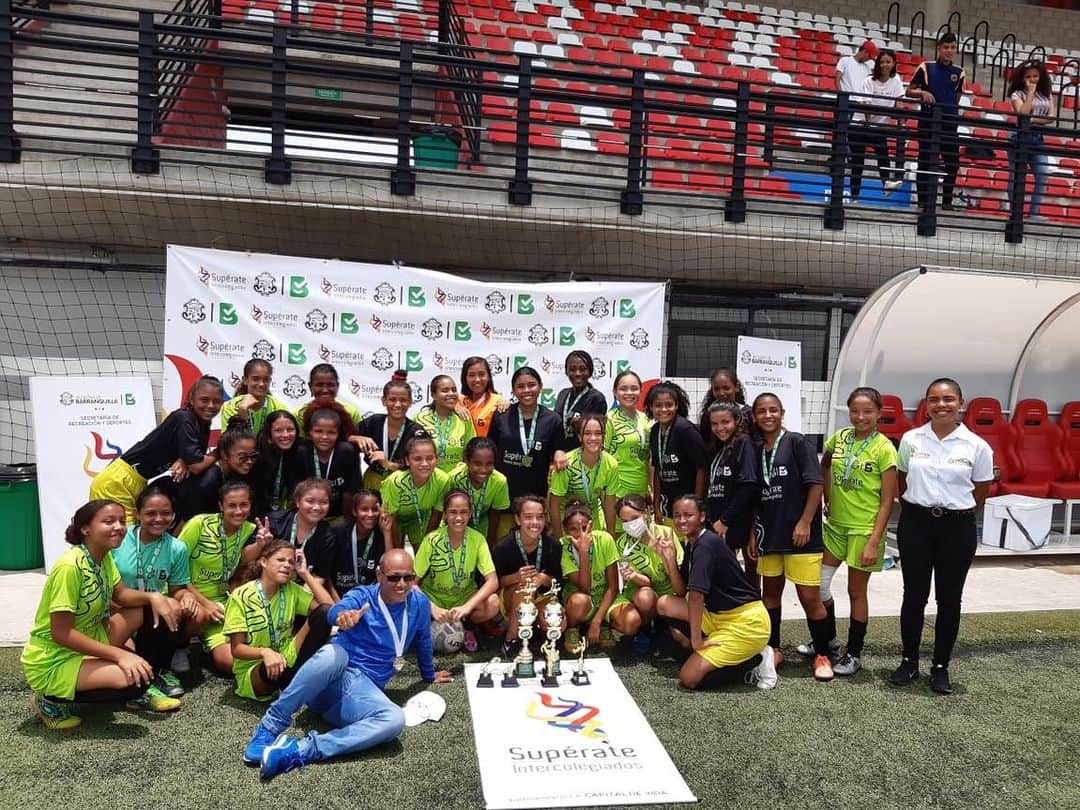 シャキーラさんのインスタグラム写真 - (シャキーラInstagram)「Los equipos femeninos de la @fpiesdescalzos de Barranquilla son imparables! Campeonas de fútbol prejuvenil y juvenil! Shak」8月16日 8時54分 - shakira