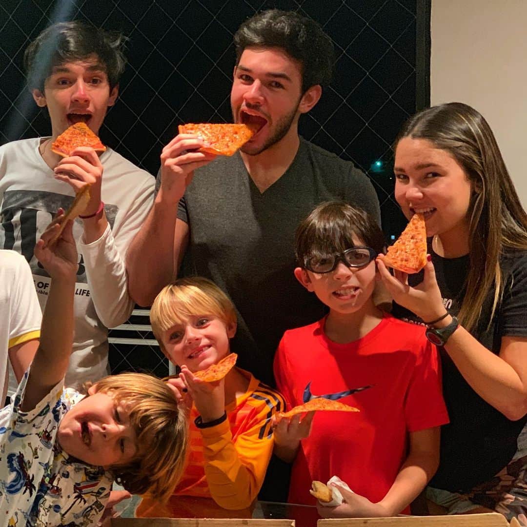 ポーラ・ベビラクアさんのインスタグラム写真 - (ポーラ・ベビラクアInstagram)「Esta cara de felicidad se la debemos a @pizzatuaccs no saben lo divinas que son estas pizzas 🍕🍕 .  Tienen que probarlas, la de trufa está súper rica, la triángulo con jamón serrano y rugula 🤤🤤 .  @pizzatuaccs @pizzatuaccs 🍕🍕 . #pizzas #primos #felicidad #caradepizza #paulabevilacqua #mamádedosvarones」8月16日 8時59分 - paulabevilacqua