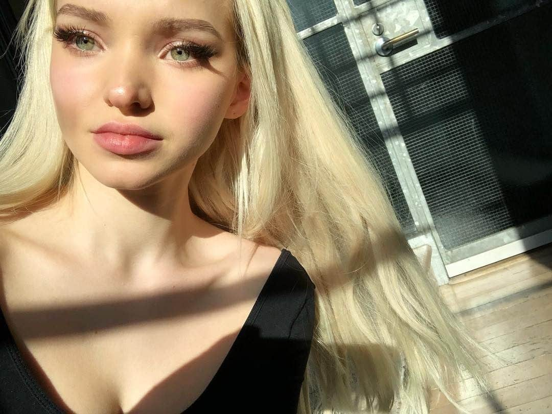 Teen Vogueさんのインスタグラム写真 - (Teen VogueInstagram)「@dovecameron's recent braless selfies sent waves across the internet, and served as a crucial reminder: you don't have to wear a bra and no one should shame you for what you choose to wear or not wear. At the link in bio, medical experts explain why there's no real reason to wear a bra (unless you want to).」8月16日 9時00分 - teenvogue