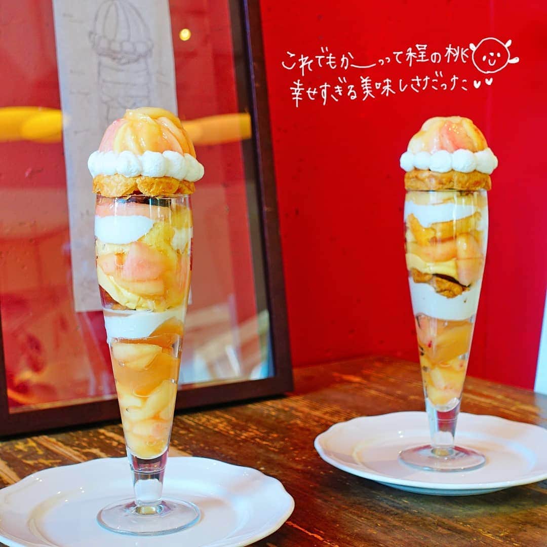 なっつ。さんのインスタグラム写真 - (なっつ。Instagram)「2019.8.16.friday🍑 とぅちゃんと『#Akameru』さんで 桃パフェ🍑♡ テンション上がる 芸術的な美しさ♡ 食べるのが勿体なかったー😭 これでもかって程桃がたっぷり♡ すっごく美味しかった♡ 桃大好きー！ お腹いっぱいになって この日の夕飯は このパフェになった(笑) 暑い夏の日。 より一層パフェが美味しく感じて 幸せだ♡ ・ ・ ・ #八王子#八王子カフェ#なっつの絵日記#パフェ#桃#peach#parfait」8月16日 9時00分 - punipopo