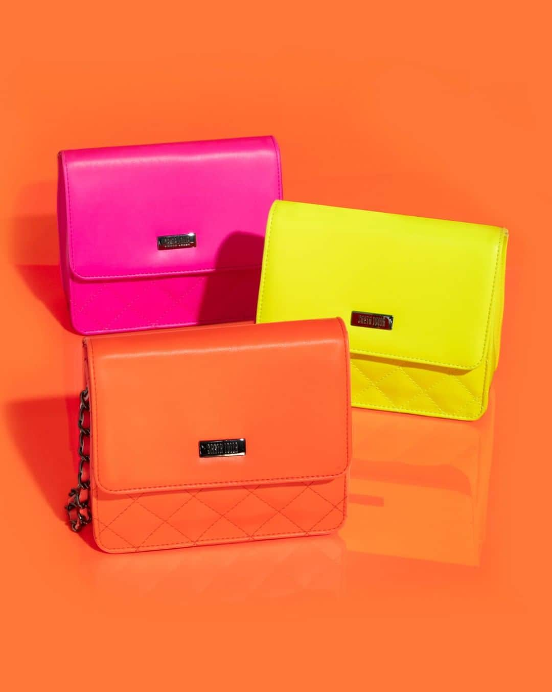 Santa Lollaさんのインスタグラム写真 - (Santa LollaInstagram)「As mini bags em neon são perfeitas para dar aquele toque de cor nas produções. [ R$189,90 cada ] #santalollaverao20 #SLHandbags #neoncolors」8月16日 9時01分 - santa_lolla