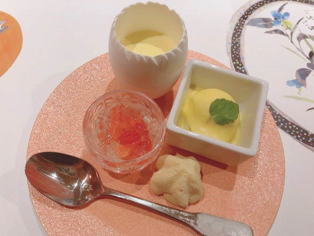 伊藤沙菜さんのインスタグラム写真 - (伊藤沙菜Instagram)「・ 2019年8月16日  めでたく30歳になりました🧡💛💜🧡💛💜🧡💛 ㅤㅤㅤㅤㅤㅤㅤㅤㅤㅤㅤㅤㅤ 0:00はしっかり寝過ごしたで💁🏻‍♀️爆走 ㅤㅤㅤㅤㅤㅤㅤㅤㅤㅤㅤㅤㅤ 母はあたしを40歳で産んでくれました💁🏻‍♀️ ㅤㅤㅤㅤㅤㅤㅤㅤㅤㅤㅤㅤㅤ 結婚願望が全くなかった母に グイグイ父がアプローチをして、 結納も勝手に準備しちゃうくらい ちょっと性格に難がある（笑）ぶっ飛んだ父のおかげで 電撃婚をし、今のあたしがいるわけです💁🏻‍♀️ #パパよママと出会ってくれてひたすらありがとう ㅤㅤㅤㅤㅤㅤㅤㅤㅤㅤㅤㅤㅤ きっと当時そこまで高齢出産が多くなかった中、こんないい子を産んでくれて本当に感謝してます😢❤️←えっ。笑 ㅤㅤㅤㅤㅤㅤㅤㅤㅤㅤㅤㅤㅤ いつも感覚が若くて美意識も高くて、料理が上手で、オシャレで、賢くて、愛情深くて、今でも送り迎えをしてくれる（笑）ママ上の娘に生まれてこれて本当に幸せです‼️ ㅤㅤㅤㅤㅤㅤㅤㅤㅤㅤㅤㅤㅤ いつも仲良しでいてくれてありがとうね‼️ ㅤㅤㅤㅤㅤㅤㅤㅤㅤㅤㅤㅤㅤ 今すごく自分らしく居させてくれる環境に感謝して 心身ともに健康的な30歳を過ごしたいと思います‼️ ㅤㅤㅤㅤㅤㅤㅤㅤㅤㅤㅤㅤㅤ 前夜祭は母と🙆🏻‍♀️🙆🏻‍♀️🙆🏻‍♀️ お誕生日当日は親友と過ごします🙆🏻‍♀️🙆🏻‍♀️🙆🏻‍♀️ みんなへの感謝の気持ちはまたまた改めて🙆🏻‍♀️🙆🏻‍♀️🙆🏻‍♀️ ㅤㅤㅤㅤㅤㅤㅤㅤㅤㅤㅤㅤㅤ お先に... いつもありがとう❤️❤️❤️」8月16日 9時06分 - 37room_official