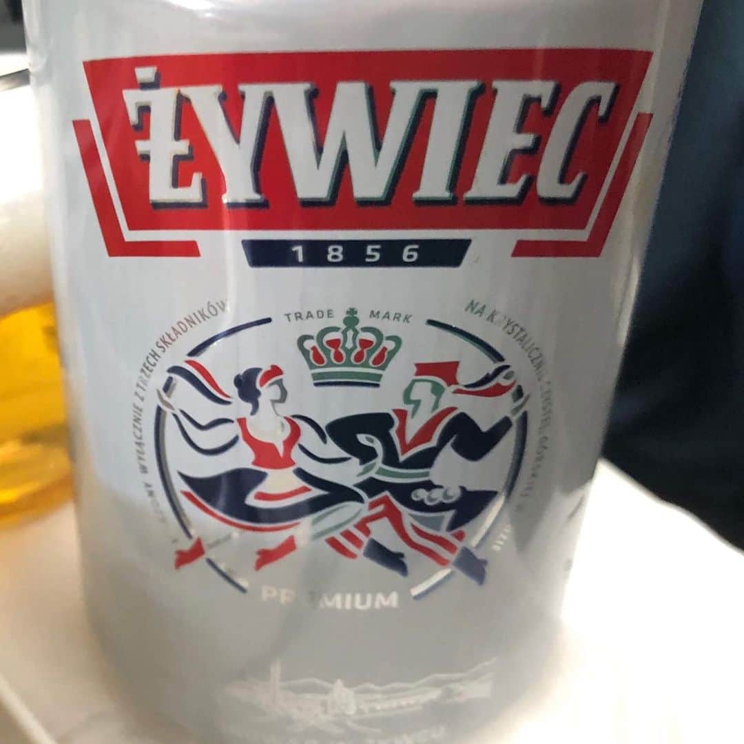 INSIDE FUJINGAHOさんのインスタグラム写真 - (INSIDE FUJINGAHOInstagram)「ポーランドまでは日本からの直行便が出ている、ポーランド航空での移動です。CAの制服と同系色、ブルーとレッドのデザインのポーランド産ビール「シヴィェツ（Żywiec）」は、缶を開けてコップに注ぐ時、ふわっとホップの爽やかな香りが漂います。ポーランドはビールの原材料ホップの生産地としても有名で、年間生産量は世界第5位。空港から市街中心のホテルまでは車で約20分。タクシー料金は、初乗り料金が8ズロチ＝約250円で、以後の1メーター料金が2.4ズロチ＝約72円。日本よりもぐっとリーズナブルです。 #ポーランド政府観光局 #visitpoland #ポーランド航空 #ポーランド航空90周年 #LOT #LO #polishairlines #ポーランド旅行 #婦人画報 #fujingaho」8月16日 9時07分 - fujingahojp
